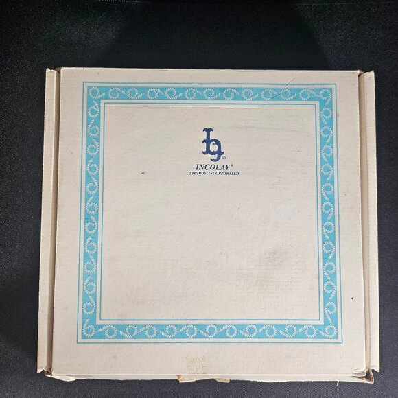 Incolay Studios Navy Blue/White Resin Christmas Plate Up On The Rooftop, 1992 - Picture 4 of 12